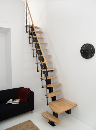 Minka Mittelholmtreppe Quatro ¼-gewendelt in Buche klar lackiert, UK schwarz mit 322cm Geschosshöhe