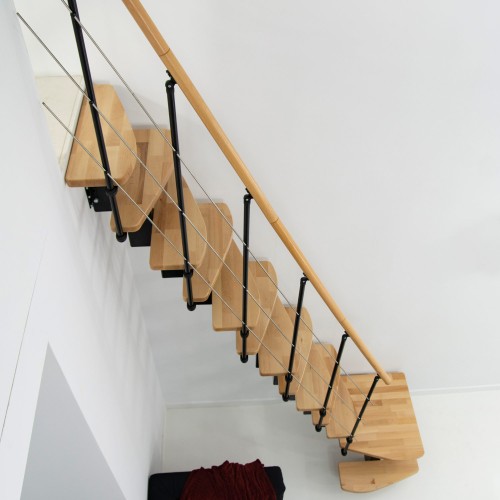 Minka Mittelholmtreppe Quatro ¼-gewendelt in Buche auf Walnuss gebeizt, UK schwarz mit 299cm Geschosshöhe