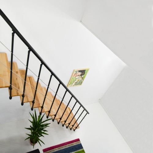 Minka Mittelholmtreppe Comfort in Buche lackiert Unterkonstruktion schwarz bis 312-336cm Geschösshöhe